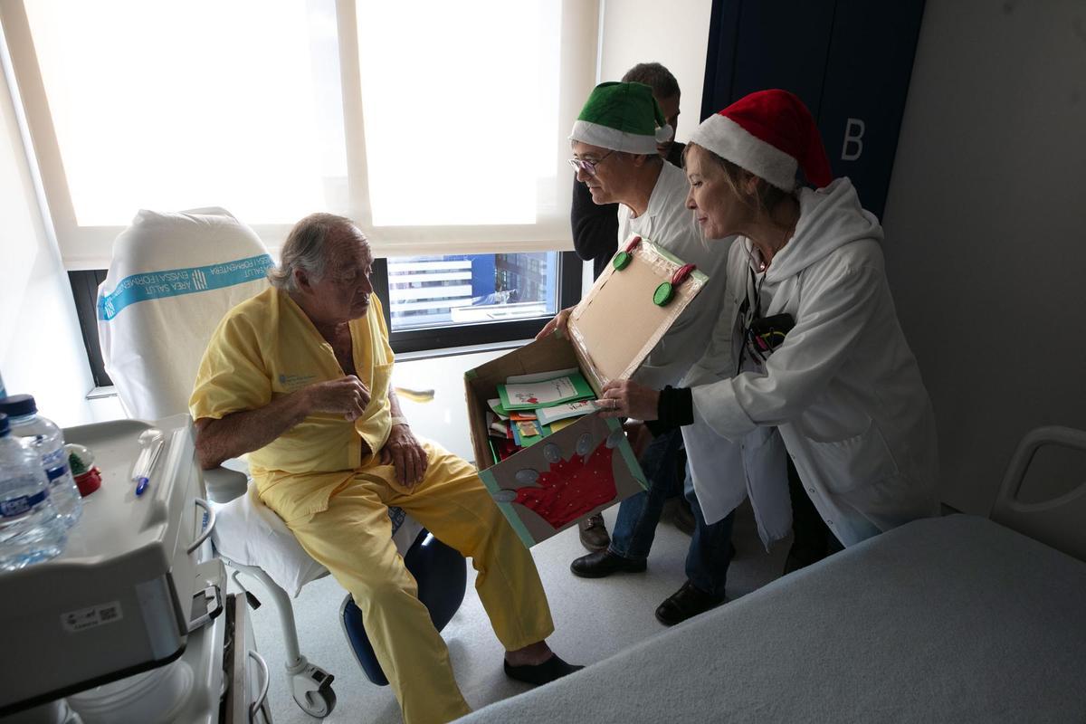 Las postales navideñas de los alumnos de Cas Serres llegan un año más al Hospital Can Misses Las postales navideñas de los alumnos de Cas Serres llegan un año más al Hospital Can Misses