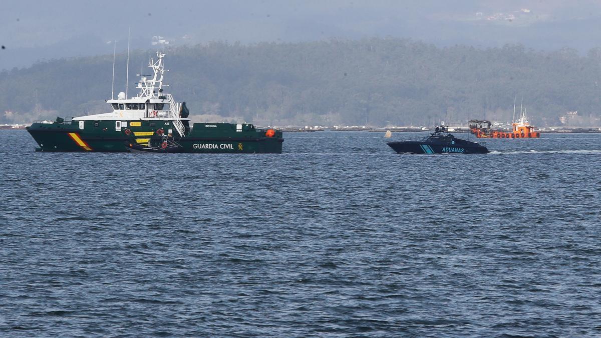La proa del narcosubmarino de Arousa entre las patrulleras de Aduanas y la Guardia Civil.