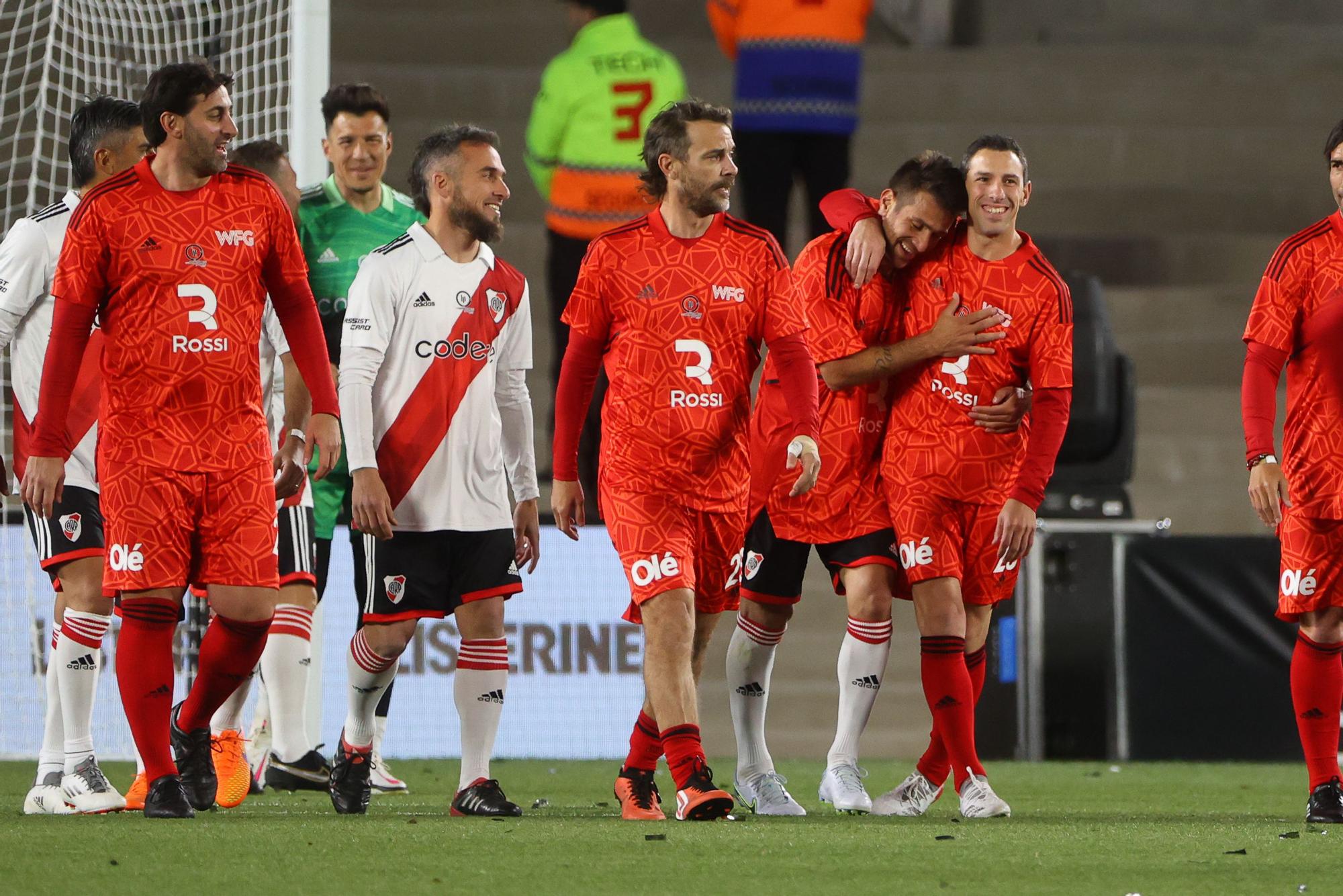 Ponzio se abraza con Maxi en presencia de Diego Milito.