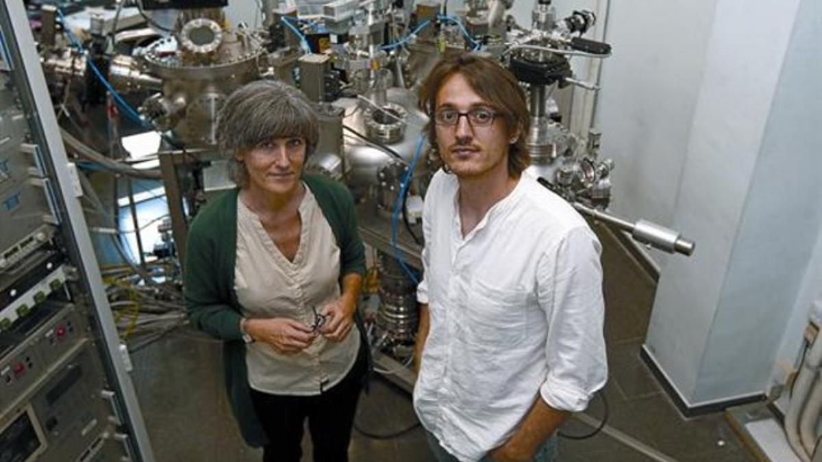 Anna Roig y Mariano Campoy, subdirectora e investigador del Institut de Ciències de Materials de Barcelona, el viernes, en las instalaciones del centro.