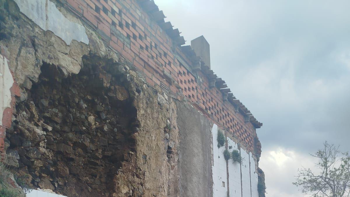 Part de la façana deteriorada de l'església.