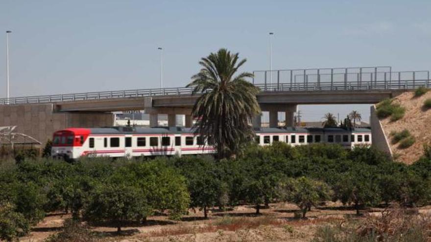 Tren de cercanías circulando por el término municipal de Elche, en una imagen de archivo.