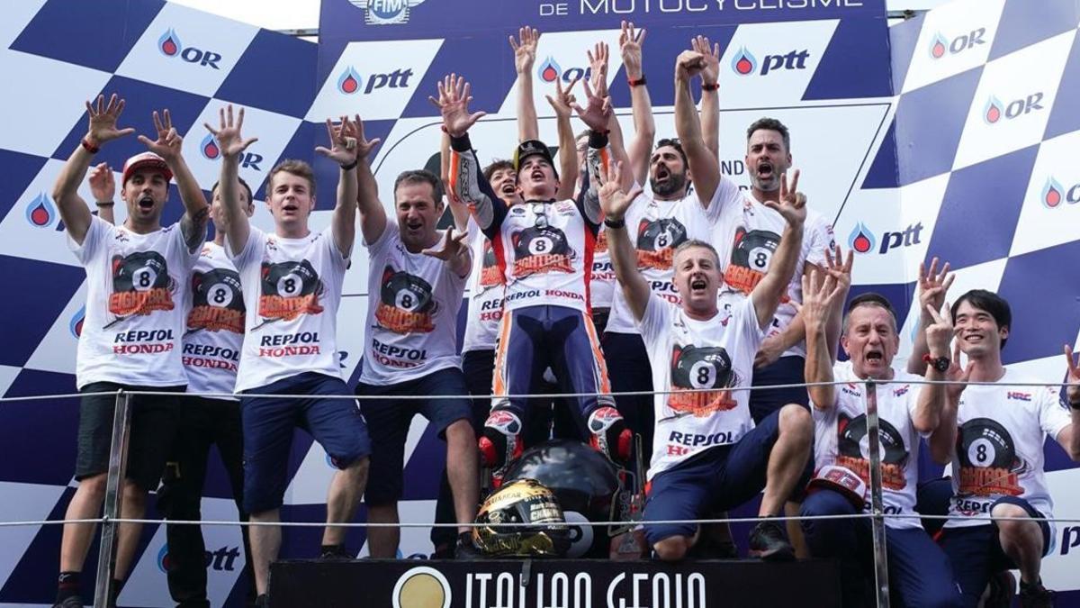 Marc Márquez disfruta, en el podio de Buriram, con todo su equipo del octavo título conquistado.