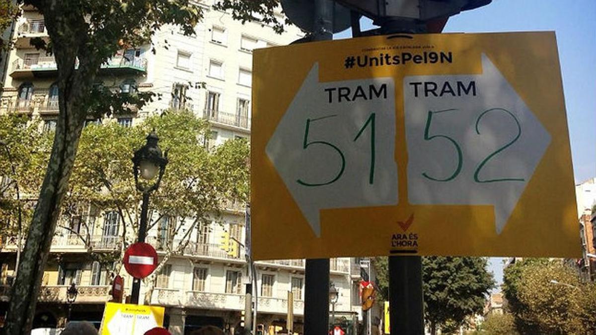 Señalización de los tramos de la ’V’, en la Gran Via, por donde discurrirá la manifestación.