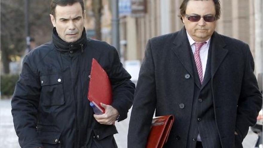 Esteban Cuesta, acompañado por su abogado, Jorge Bolás, ayer antes de declarar.