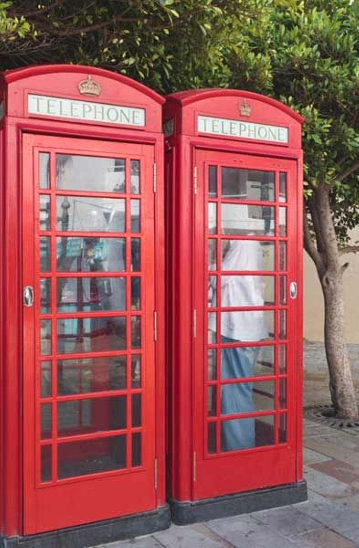 Cabinas telefónicas típicas británicas en Gibraltar.