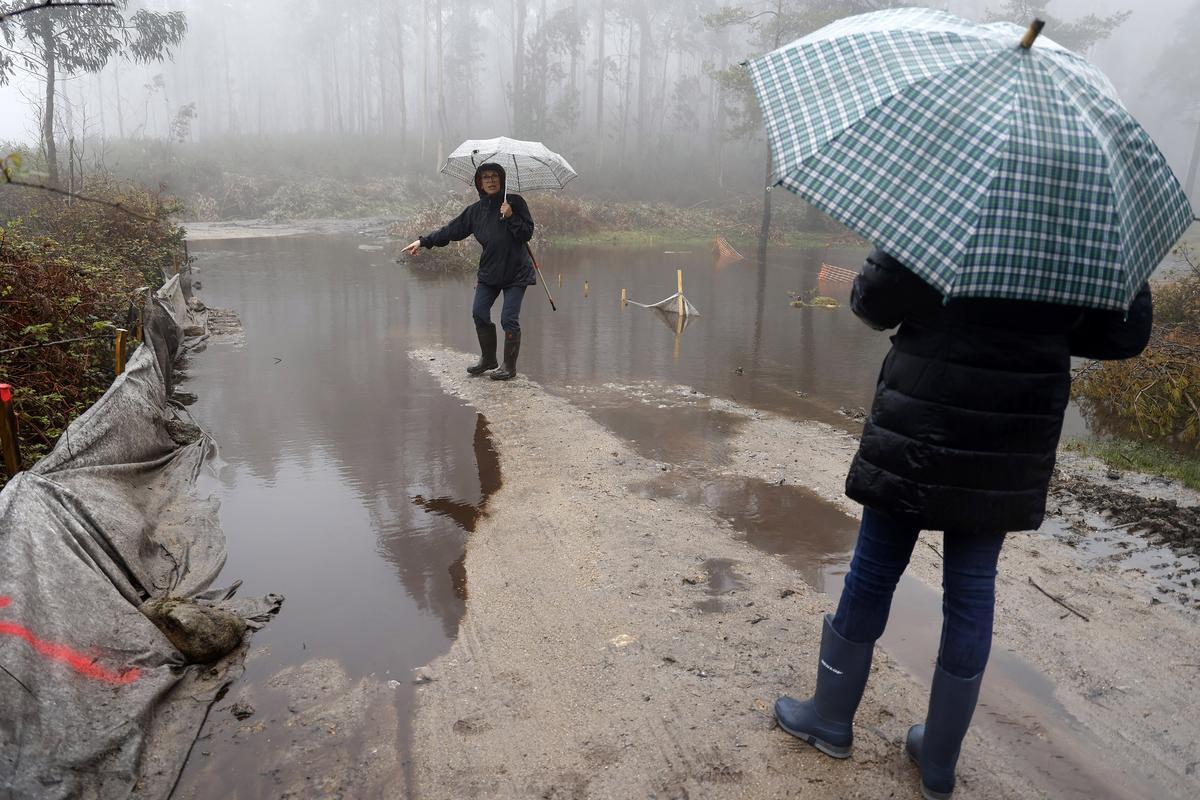 Vecinos en el Monte Acibal, con los efectos de las primeras obras eólicas