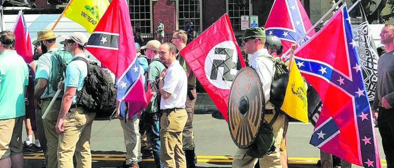 Desfile de banderas confederadas y nazis en la Unite the Right (literalmente Unid a la derecha’), en Charlottesville (Virginia), en 2017. | LP/DLP