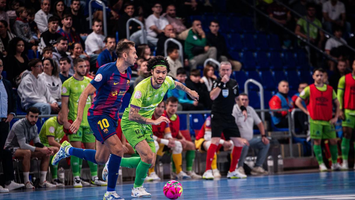 Lucao presiona a Pito en el partido disputado en el Palau Blaugrana