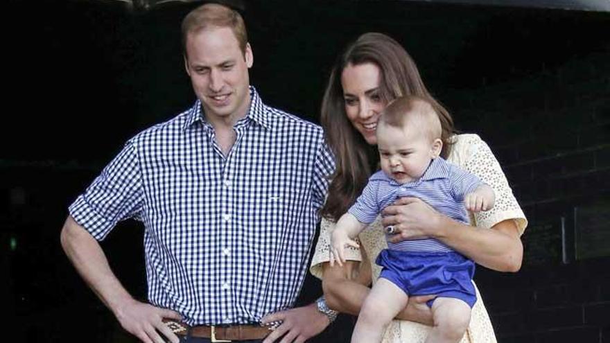 Guillermo y Kate con su hijo Jorge.