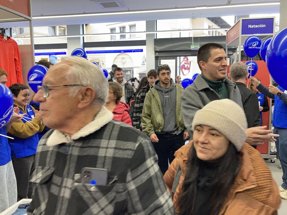 La nueva tienda se llenó de visitantes desde la primera hora de su apertura.