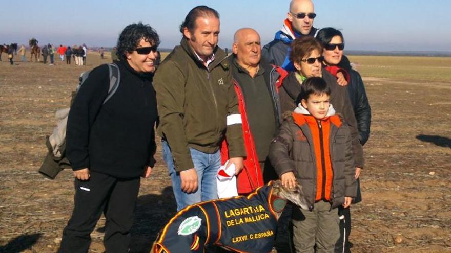 Generoso, de rojo, junto a sus familiares, en la final del Campeonato de España de 2015