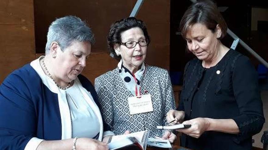 Carmen Moriyón, a la derecha, cambia impresiones con la presidenta nacional, Maite Bilbao, primera por la izquierda.