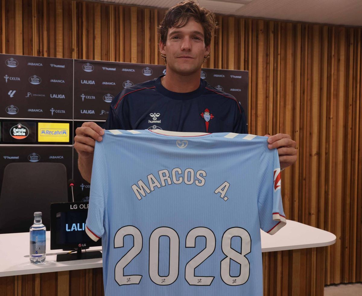 Marcos Alonso, recién renovado, pasa a llevar el dorsal número 3.