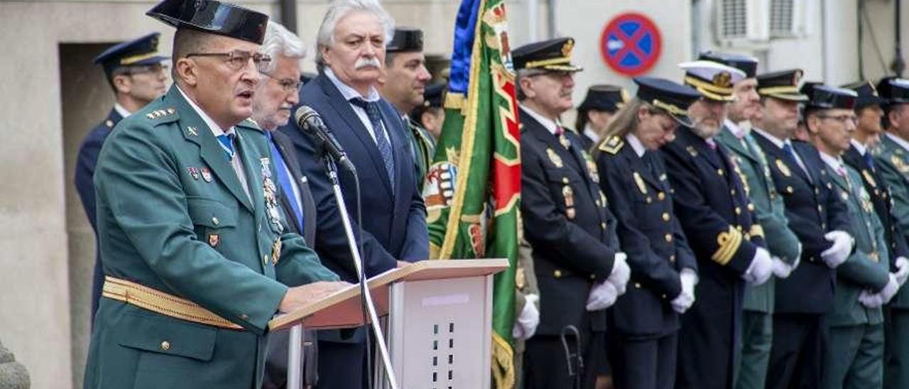 El coronel de la Comandancia, ayer, en su último Pilar como jefe provincial de la Guardia Civil. // Carlos Peteiro