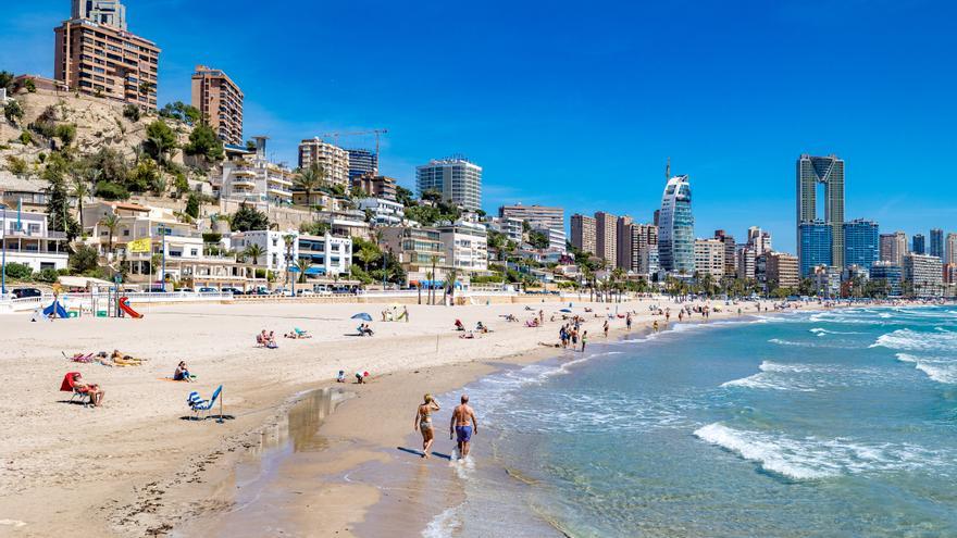 La playa de Poniente de Benidorm recibe las banderas &#039;Q&#039; de Calidad y Qualitur que acreditan la calidad de las aguas y la arena