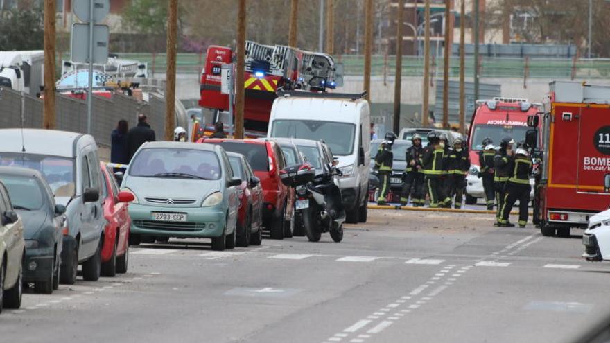 Els Bombers treballen a la zona on hi ha hagut l&#039;explosió