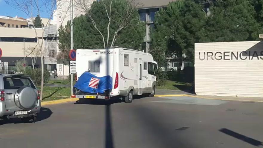 Caravana del matrimonio italiano aparcada en el Hospital Provincial