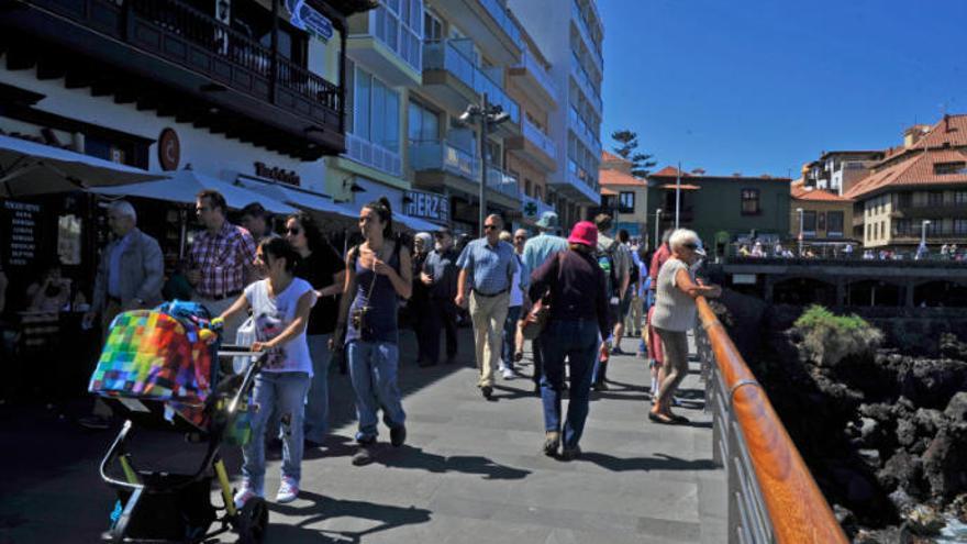 Los turistas pasean por Puerto de la Cruz.