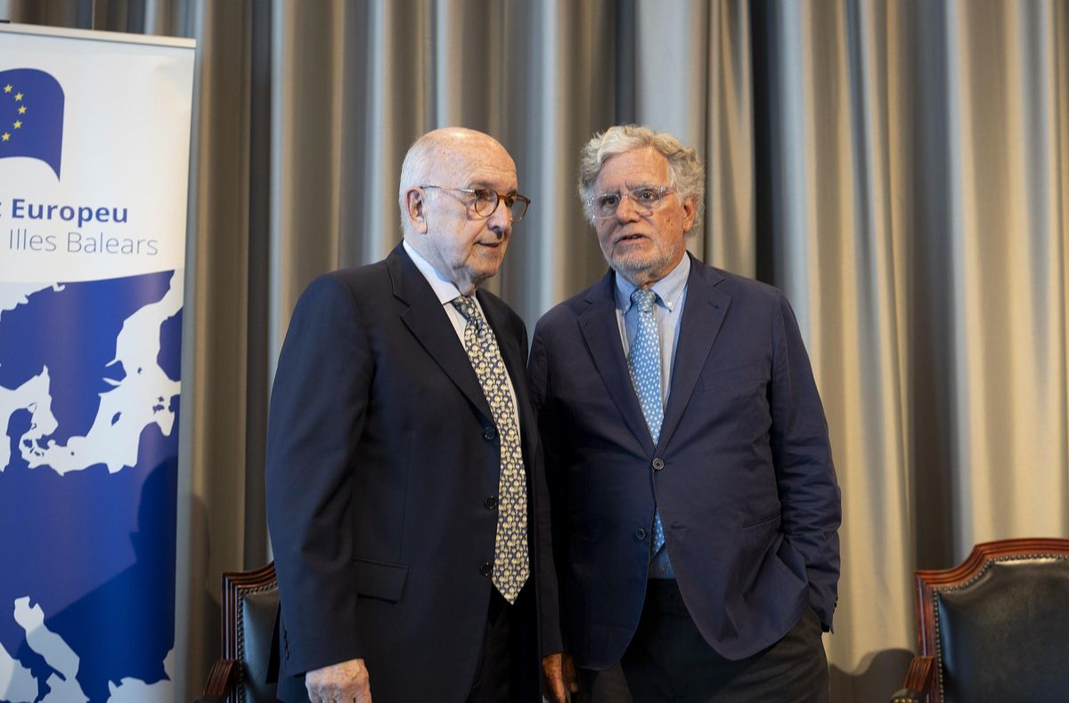 Almunia fue presentado por el exdiplomático Josep Pons