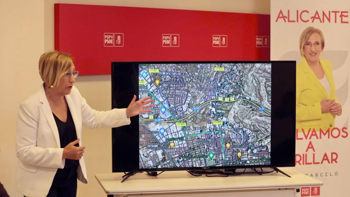 Ana Barcelo señala en un mapa de Alicante la ubicación de la futura ciudad deportiva