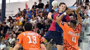 Carlsbogar hace un lanzamiento ante Márcio Silva, del Torrelavega.