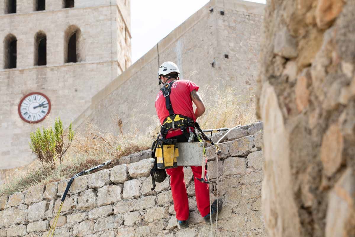 Arrancan los trabajos de limpieza de las murallas renacentistas de Ibiza
