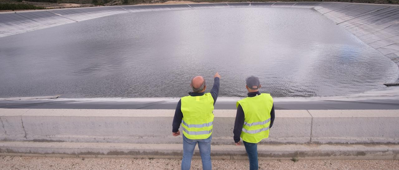 Dos técnicos observan el agua en el embalses de la Cuesta  (Villena) regulador de una parte del caudal del trasvase