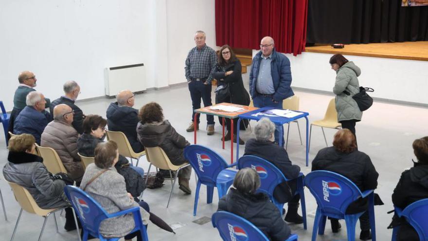 Asistentes a la asamblea de Rubiáns. | |