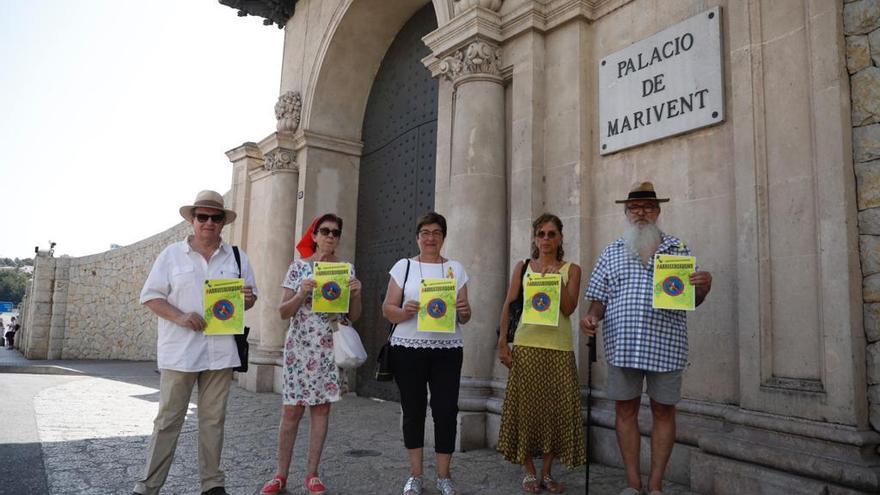 Manifestación en Marivent en contra de la visita de los Reyes