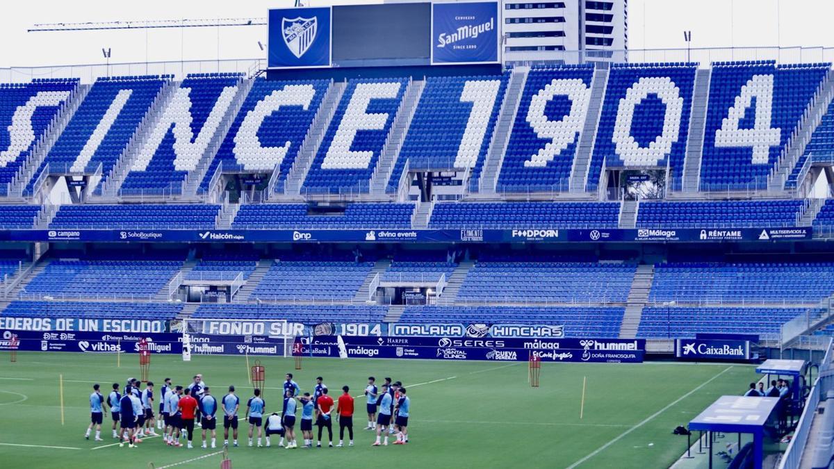 Entrenamiento del Málaga CF en el campo principal de La Rosaleda.