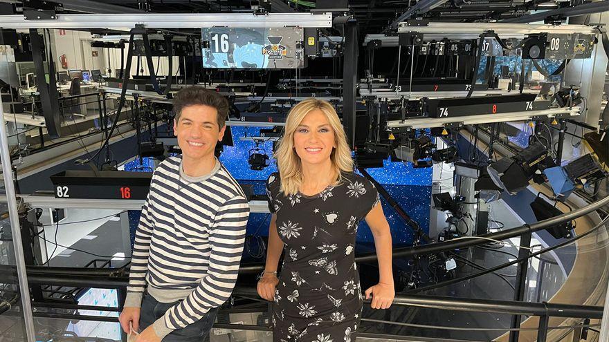 Ricky García y Sandra Golpe, desde las alturas del plató de &#039;Antena 3 Noticias&#039;.