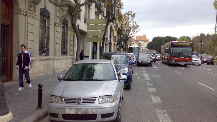 Los vecinos piden que ya no se pueda aparcar en el carril bus a partir de las 7 de la mañana