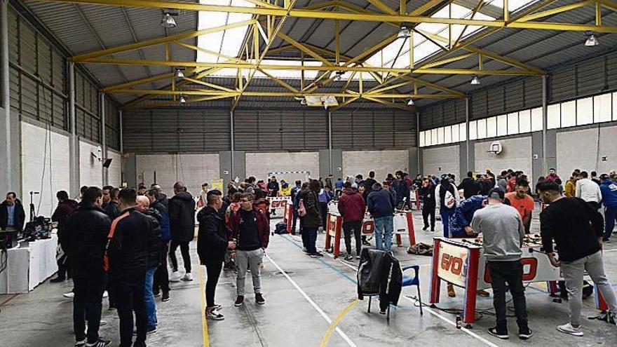 Ambiente en el polideportivo del Instituto de Pravia en la mañana de ayer.