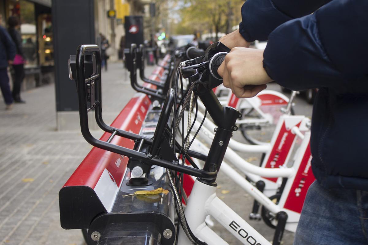 Estación de Bicing de la Rambla de Catalunya con la calle de Diputació.