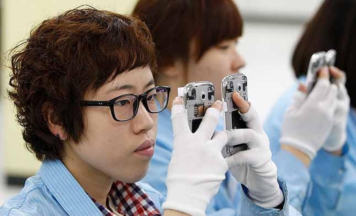 Un técnico de una compañía coreana fabricante de teléfonos móviles con IA incorporada revisa el estado de un terminal.