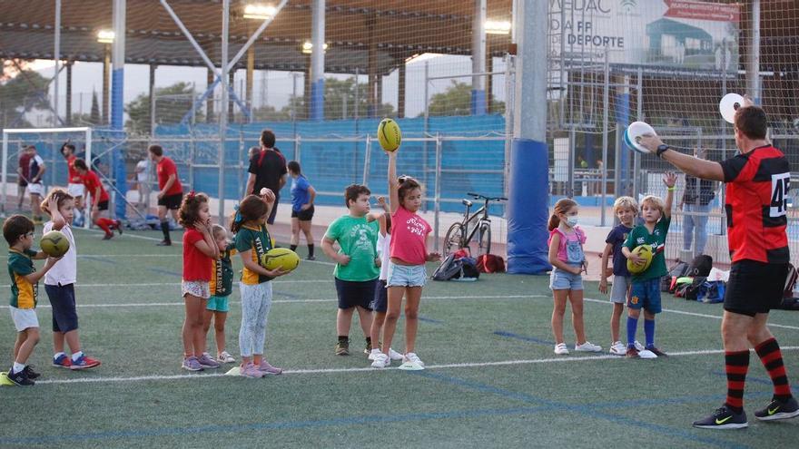 Un grupo de promesas del rugby escuchan las indicaciones de un técnico.