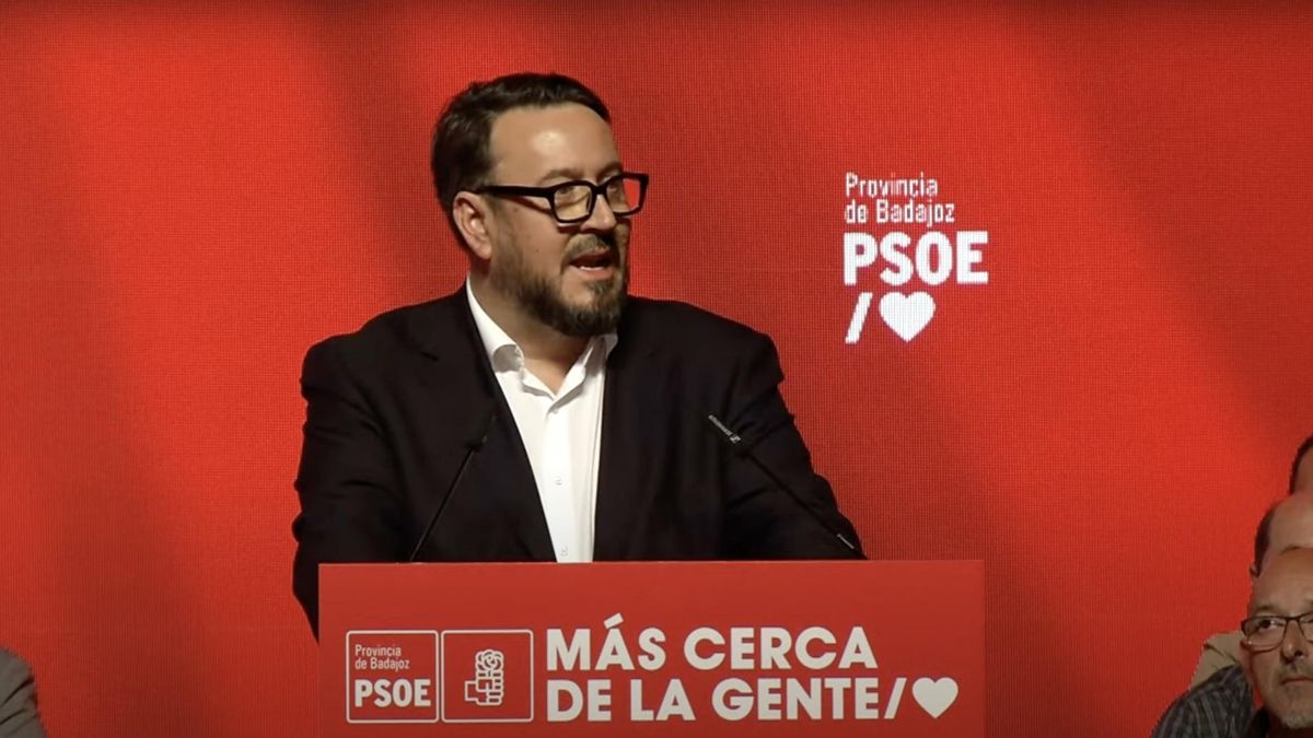 El secretario general saliente del PSOE de la provincia de Badajoz, Rafael Lemus, interviene en el 14 Congreso Provincial del PSOE de Badajoz celebrado este sábado en Mérida