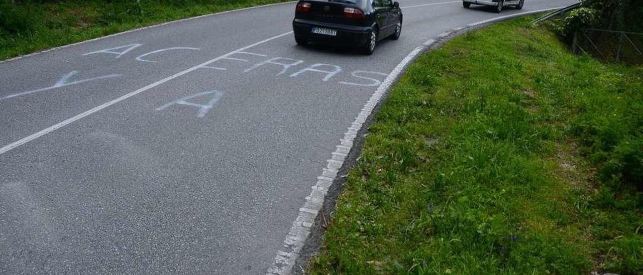 Un tramo de la PO-315 entre Bueu y Beluso con las pintadas &quot;Aceras ya&quot;. // Gonzalo Núñez