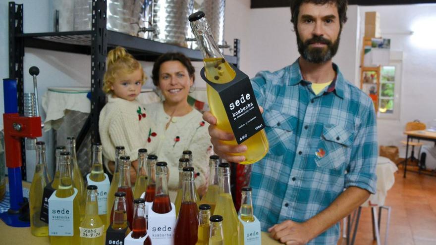 Víctor Marchena y Rebeca Cerezo, con su hija Eres, con algunas de sus botellas de kombucha Sede.