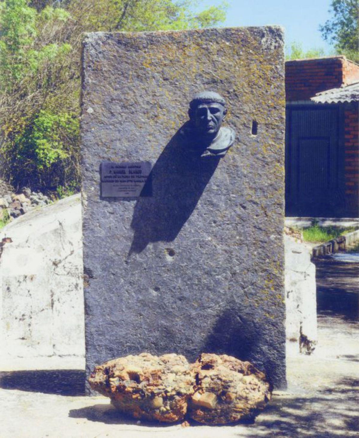 Navianos de Alba, lugar mansamente asentado en el valle recorrido por el arroyo Moratones