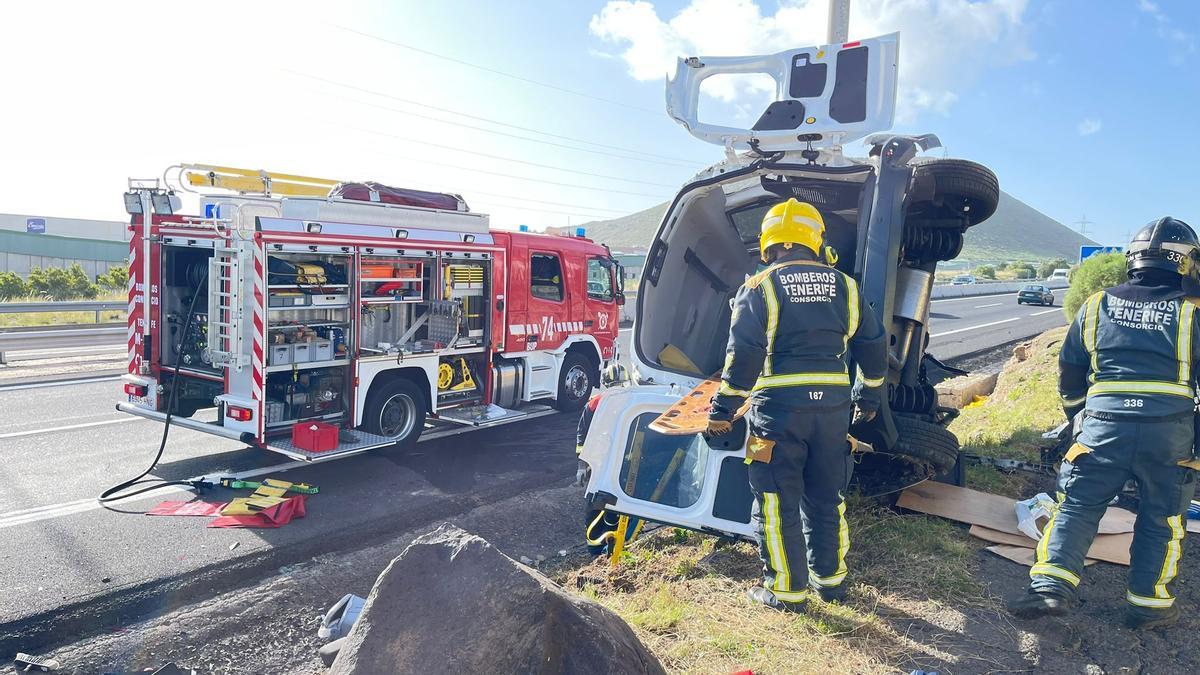 Bomberos de Tenerife liberan a una mujer tras el vuelco de su vehículo.