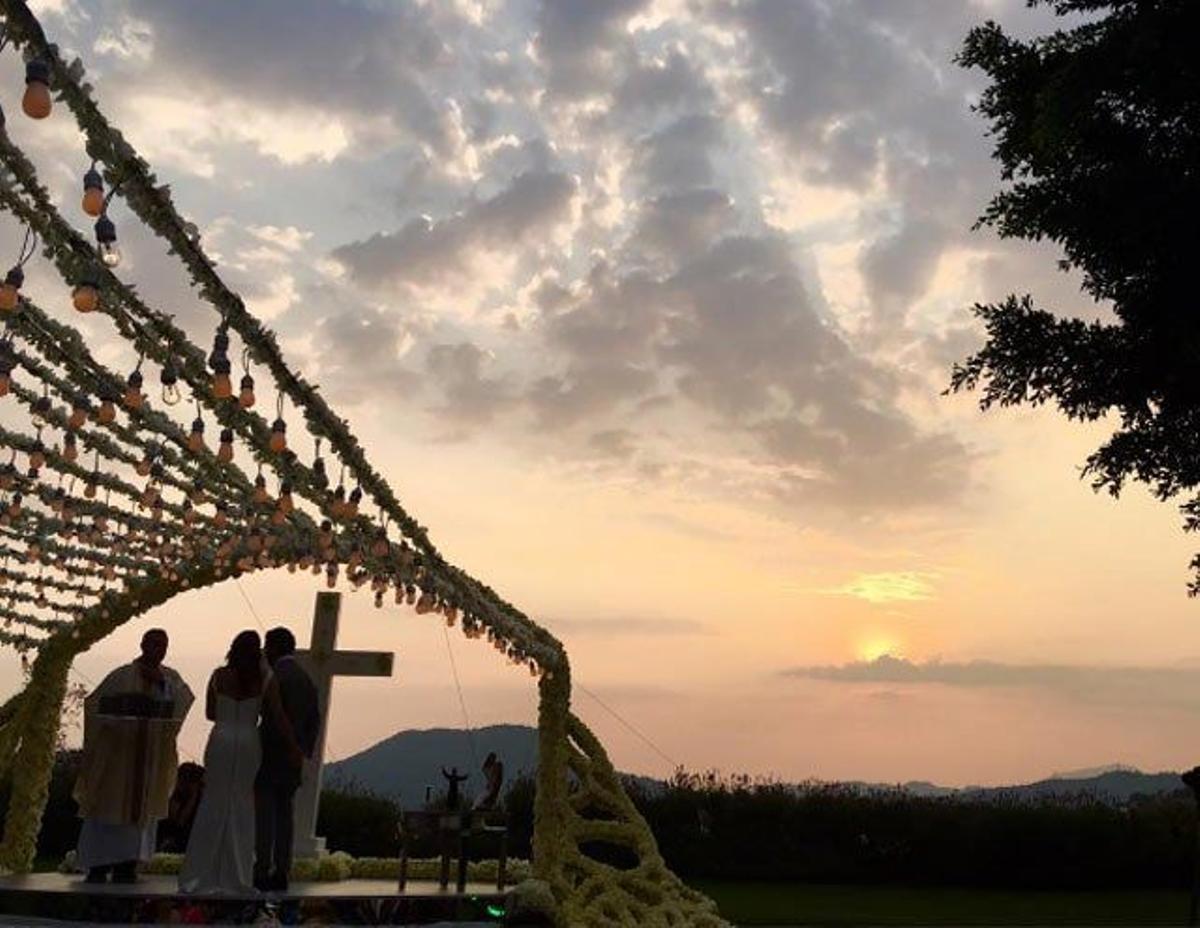 Los novios en el altar