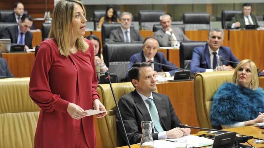 La presidenta de la Junta de Extremadura, María Guardiola, en el pleno de la Asamblea.