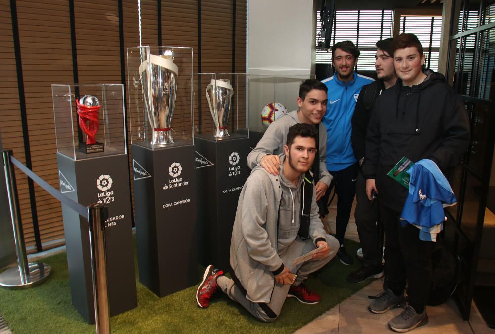 Sesión de firmas de jugadores del Málaga C.F