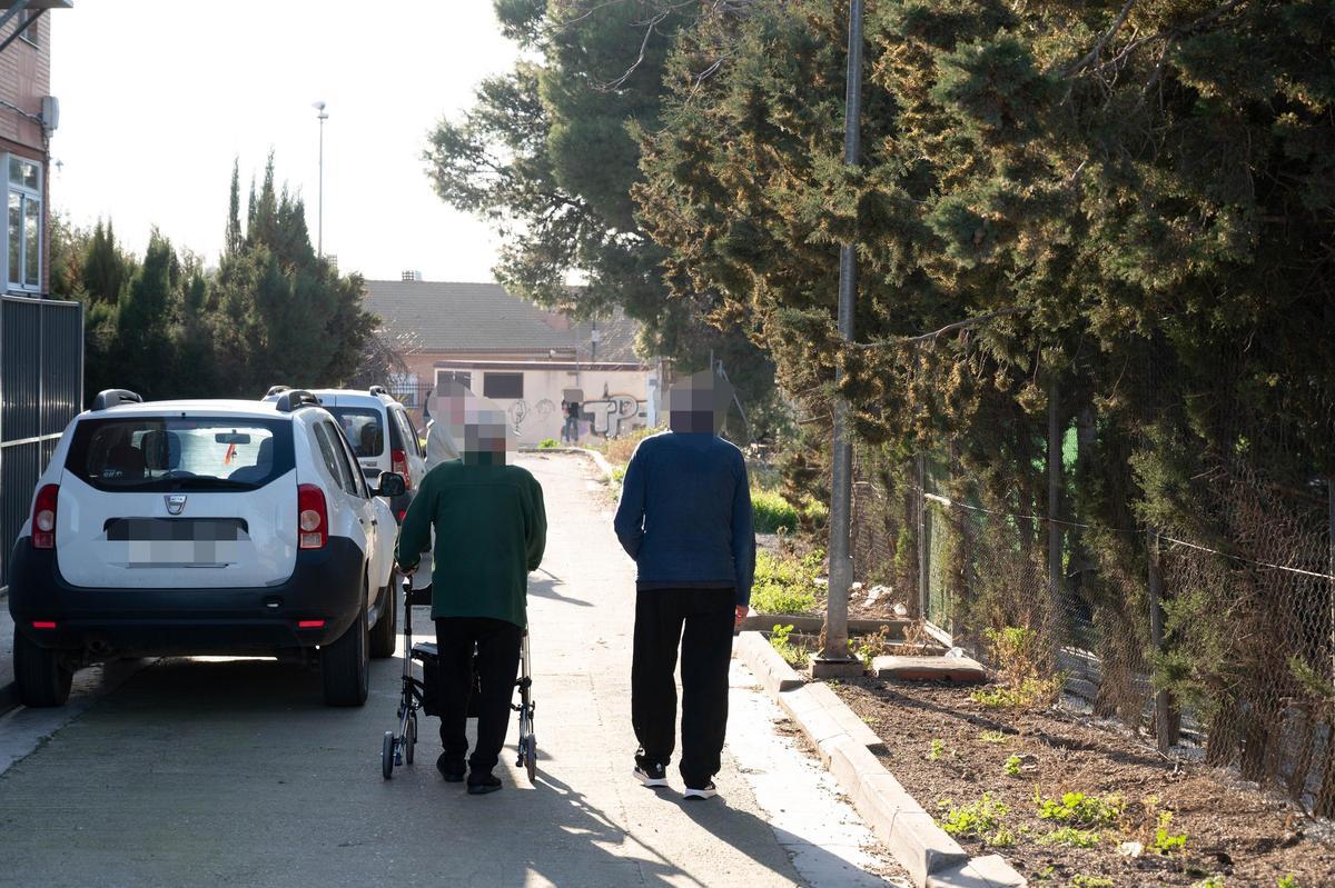 Dos residentes del centro para mayores de Pinseque.