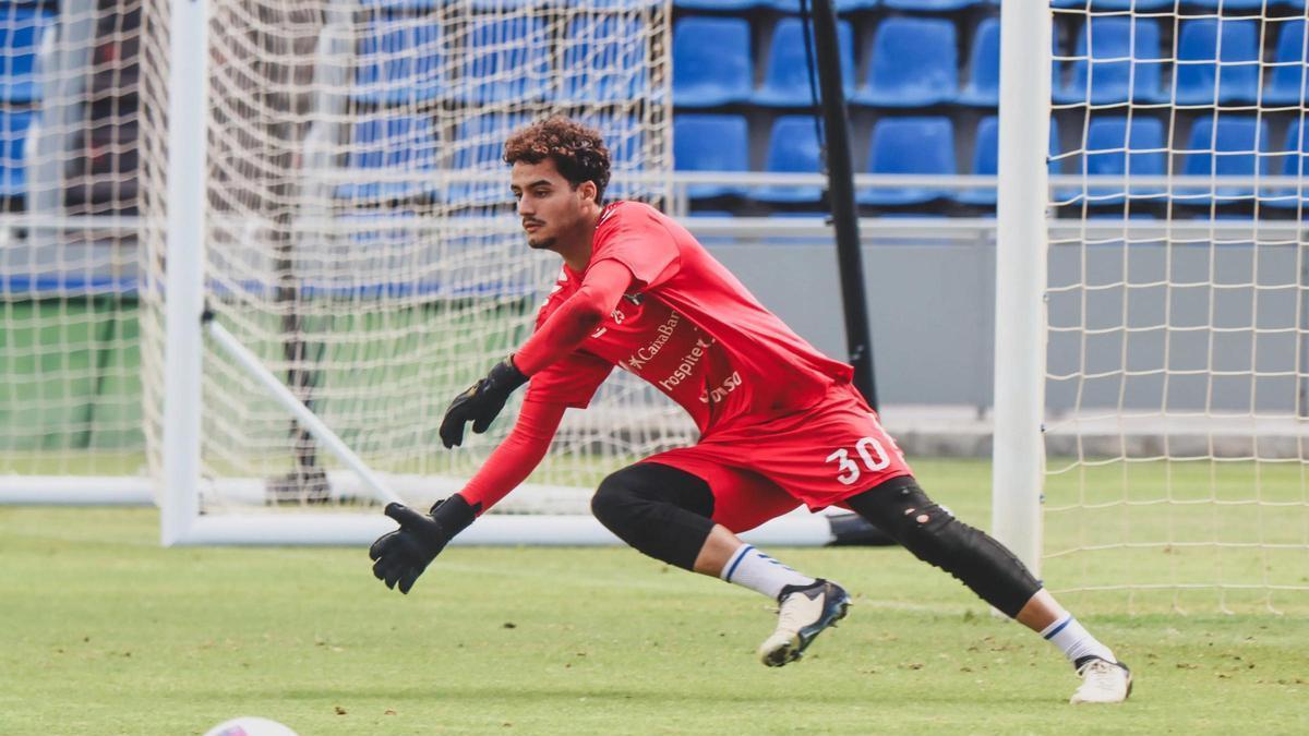 Sergio Aragoneses Jr., en un entrenamiento con el primer equipo del CD Tenerife.