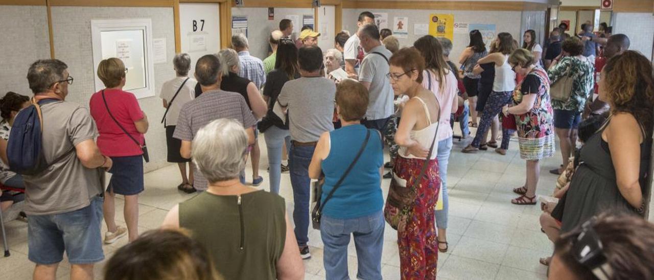 Pacientes en el área de extracciones de un centro de salud.