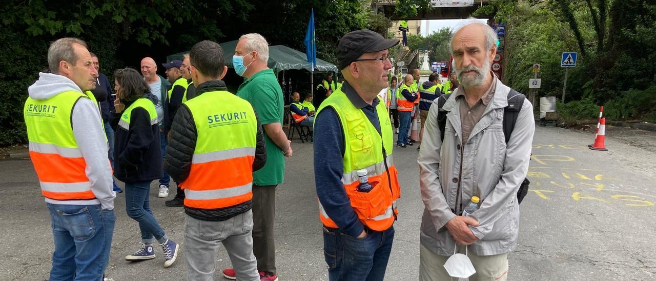 Juan Manuel Martínez Morala, a la derecha, conversa con el delegado de la CSI en Saint-Gobain Enrique Carpintero.