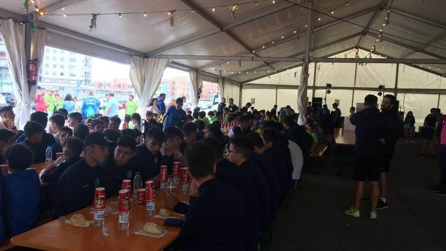 Los jugadores, reponiendo fuerzas en la carpa instalada en Pablo Laloux ayer.